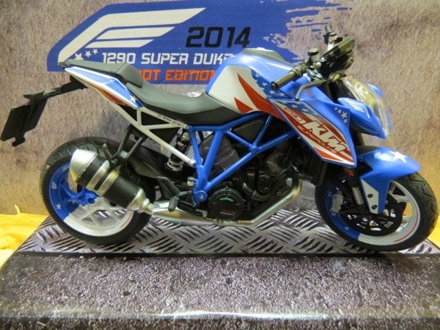 KTM 1290 Super Duke R Patriot 1:12 605102, Enlèvement ou Envoi, Neuf, 1:9 à 1:12, Moteur