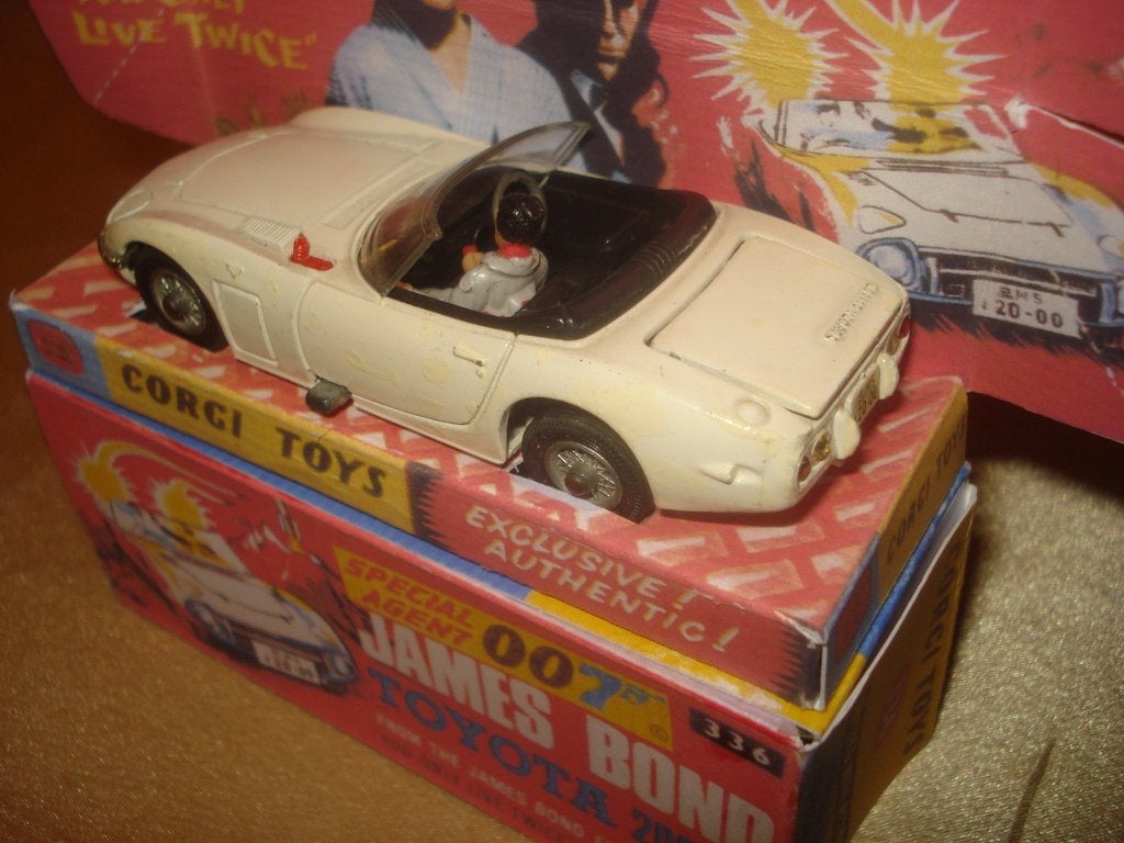 CORGI TOYS Toyota 2000 GT James Bond 1967 + Boîte et Display, Enlèvement ou Envoi, Utilisé, Voiture, Corgi