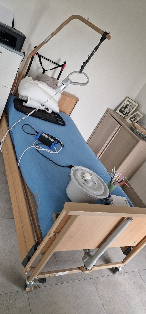 ziekenhuisbed elektrisch verstelbaar, Diversen, Verpleegmiddelen, Zo goed als nieuw, Ophalen