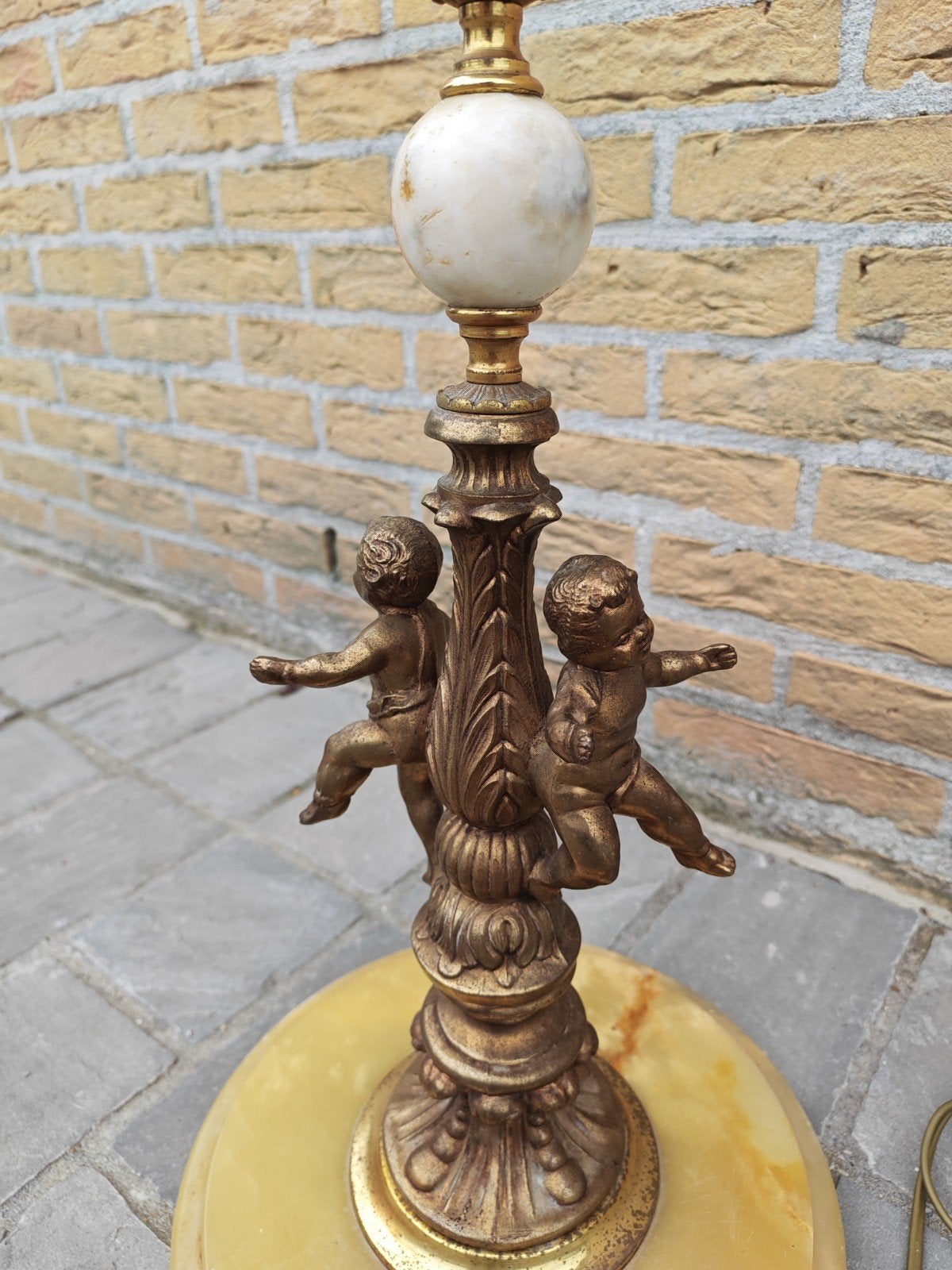 Staande lamp met engelen. In koper en marmer, Huis en Inrichting, Ophalen, 150 tot 200 cm