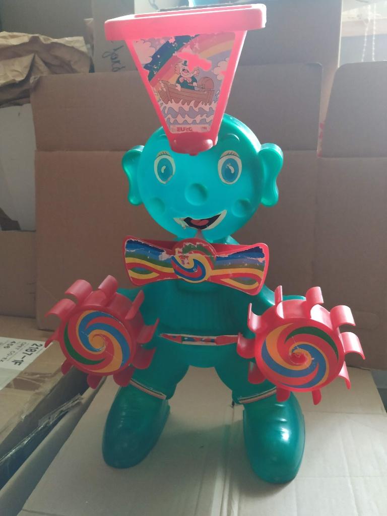 zandmolen mooie grote clown met draaiende wieltjes, Ophalen of Verzenden