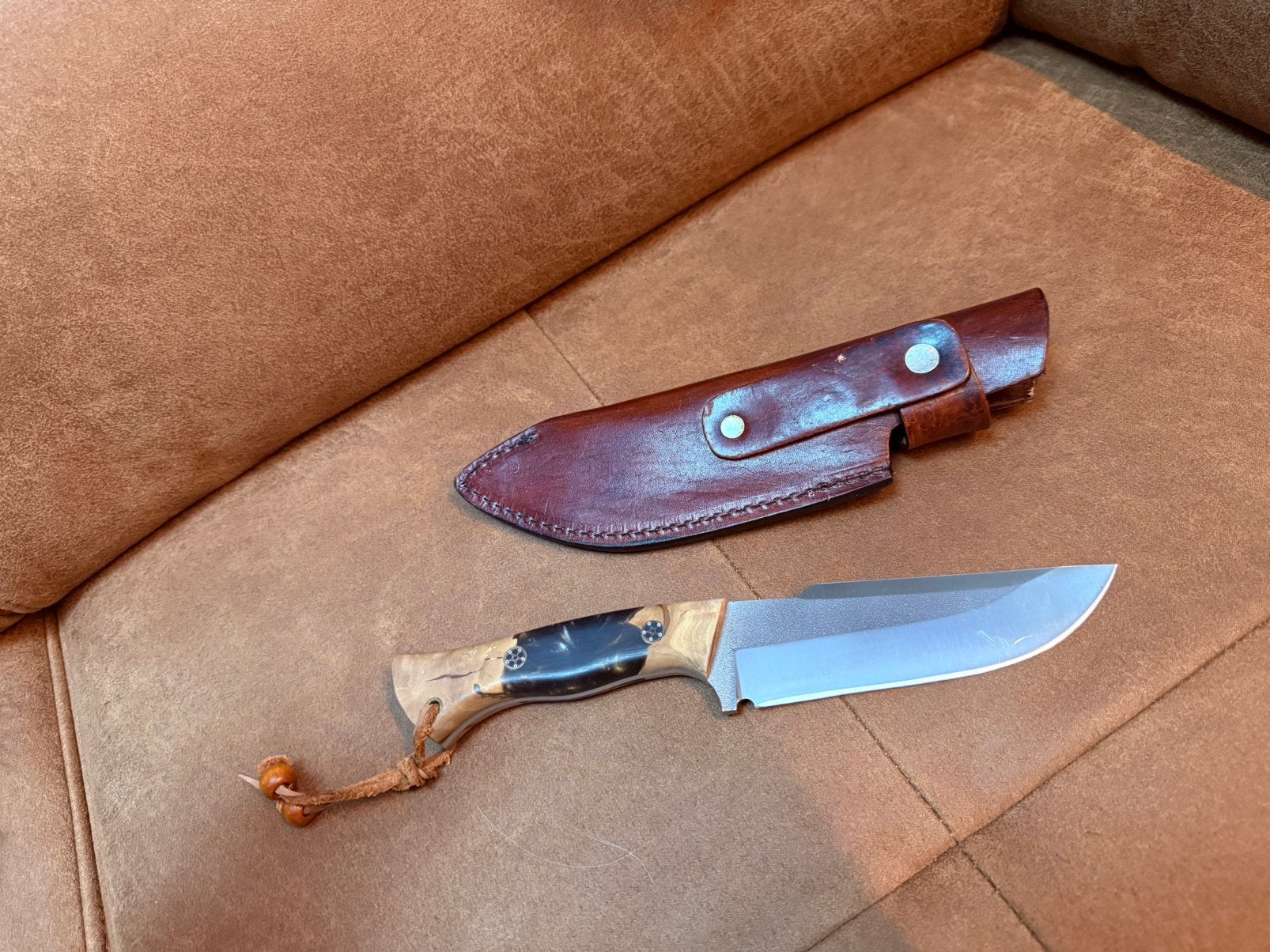 Couteau artisanal – manche bois véritable & résine époxy, Enlèvement, Neuf
