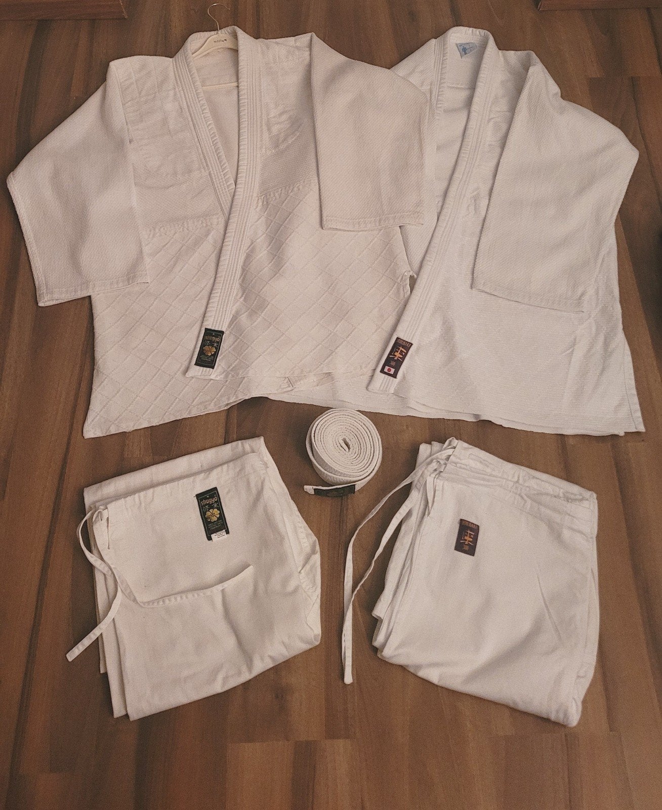 Lot de 2 kimono (judogi) de taille L, Sports & Fitness, Judo, Enlèvement, Équipement d'arts martiaux, Utilisé