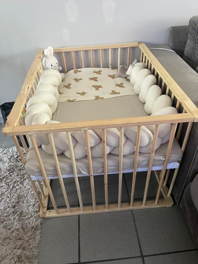 Houten babybox met bekleding en matras, Ophalen, Zo goed als nieuw
