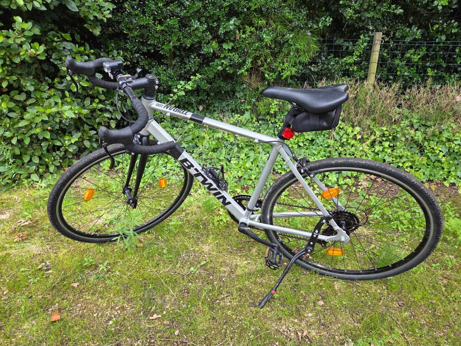 B'Twin Triban 100 M racefiets amper gebruikt, Vélos & Vélomoteurs, Autres marques, Frein sur jante, Moins de 10 vitesses, Enlèvement