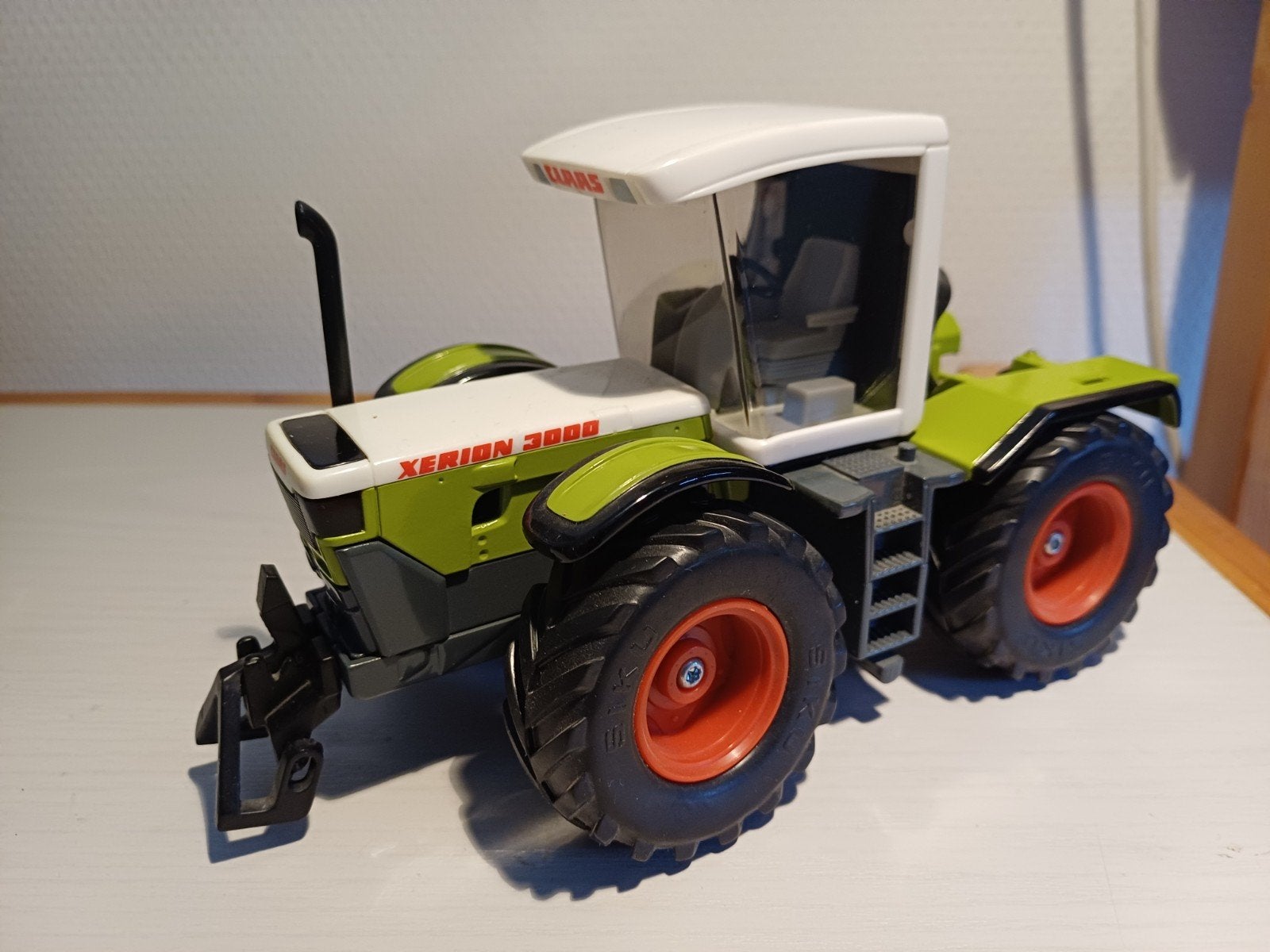 Siku Claas Xerion 3000 britannique, Hobby & Loisirs créatifs, Voitures miniatures | 1:32, Envoi, Britains