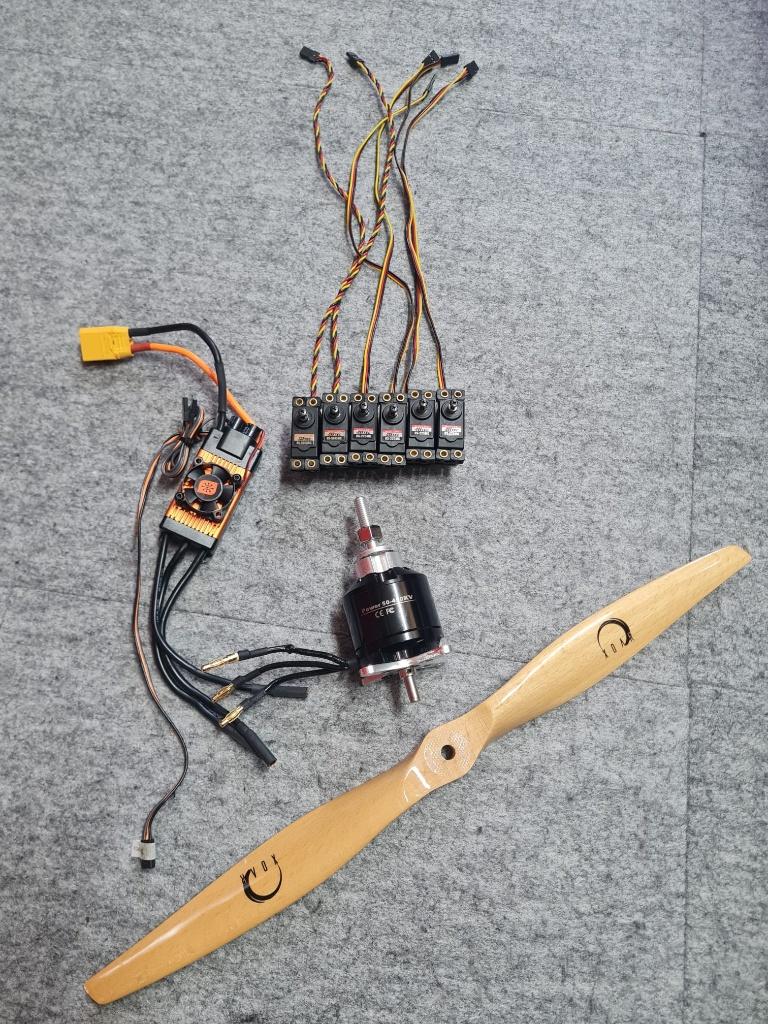 Complete electro setup 25 tot 30cc, 6s lipo., Hobby en Vrije tijd, Modelbouw | Radiografisch | Vliegtuigen, Zo goed als nieuw
