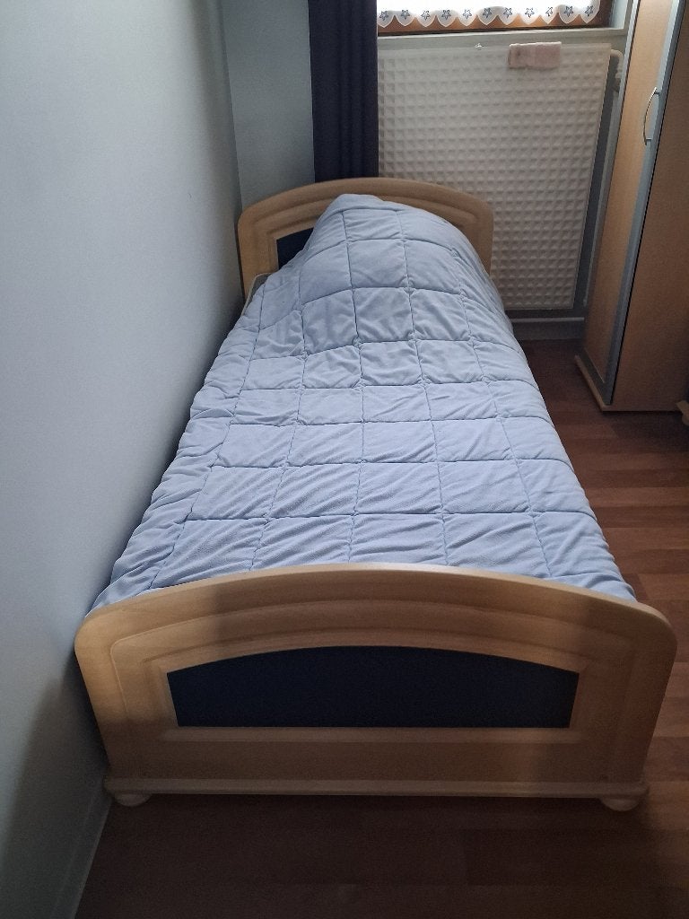 Lit 1 personne+matelas+ table de nuit 125€, 100 cm, Enlèvement, Bois, Moderne