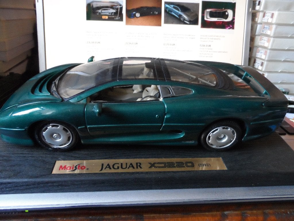 MAISTO 1/24 - Jaguar XJ220 - Sur socle...., Hobby & Loisirs créatifs, Modélisme | Autre, Comme neuf, Plus grand que 1:32, Enlèvement ou Envoi