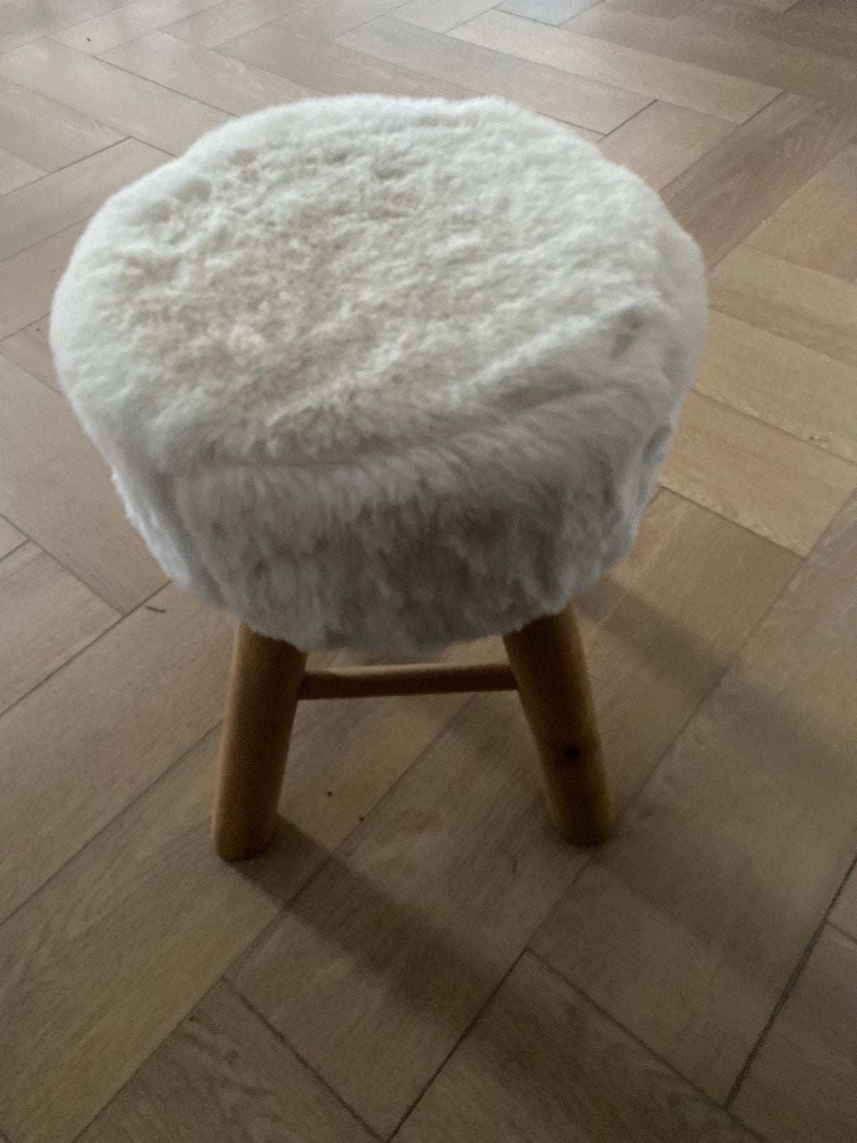 Wit fluffy krukje met houten poten, Ophalen, Zo goed als nieuw