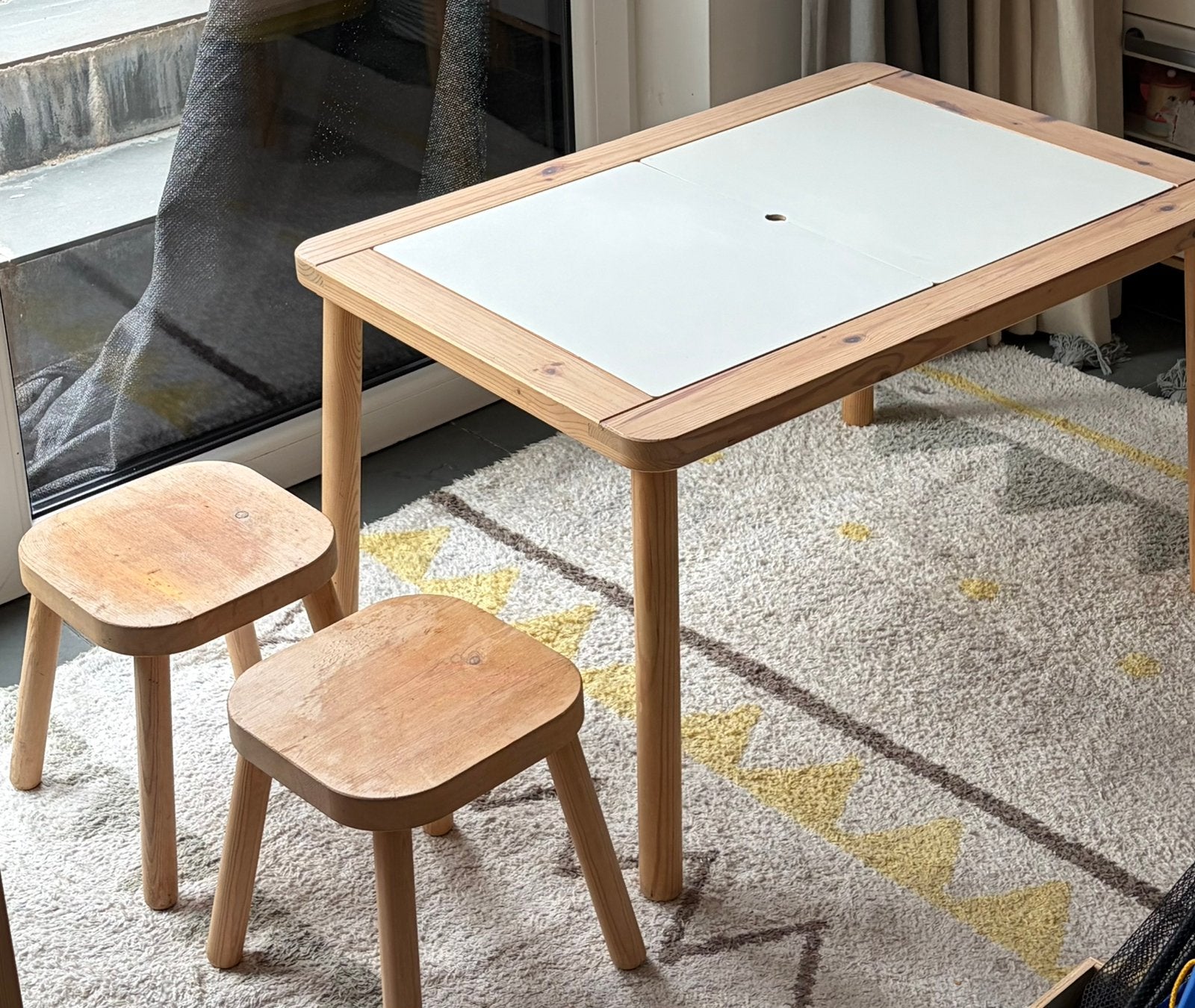 Kindertafel IKEA incl 2 krukjes en 1 opbergbakje, Kinderen en Baby's, Ophalen, Gebruikt, Tafel(s) en Stoel(en)