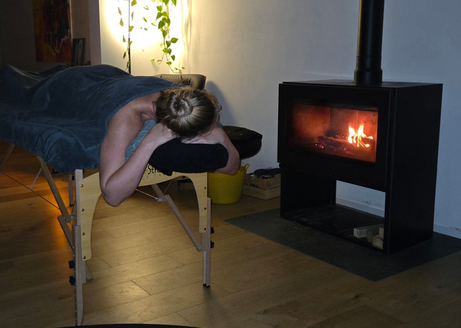 Le masseur rentre à la maison, Enlèvement, Table de massage