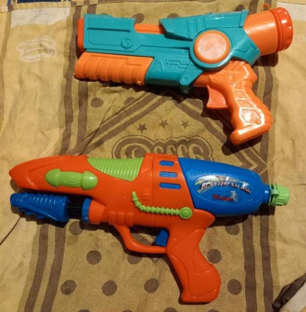 Pistolet à eau
5 euros pour les 2

Celui du dessus fonctionn, Enlèvement