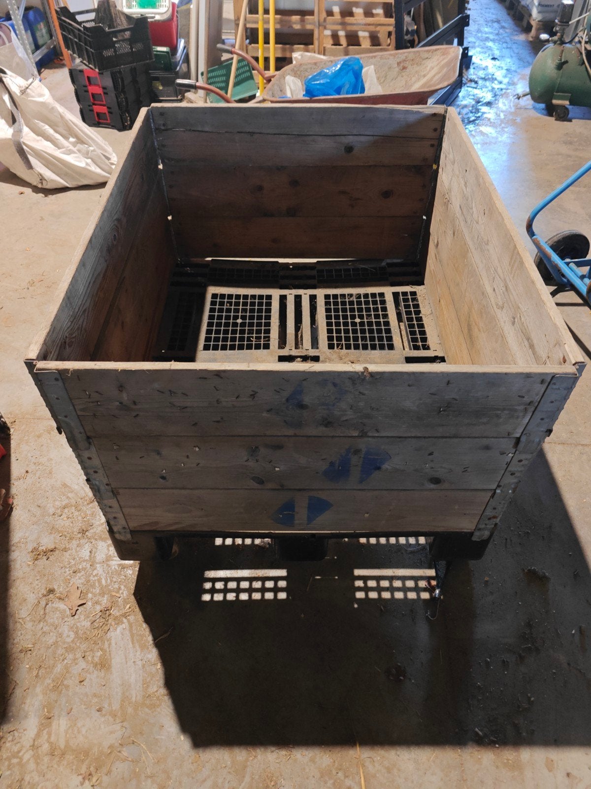 kunststof pallet op wiellen met houten afboording, Enlèvement