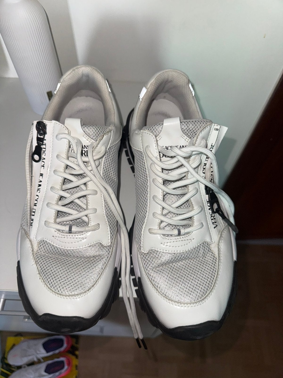 Versace schoenen, Enlèvement
