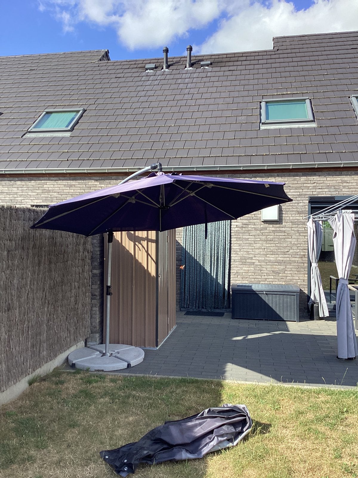 Grote zweefparasol met voet en voetstenen, Tuin en Terras, Ophalen, Kantelbaar, Gebruikt, 2 tot 3 meter