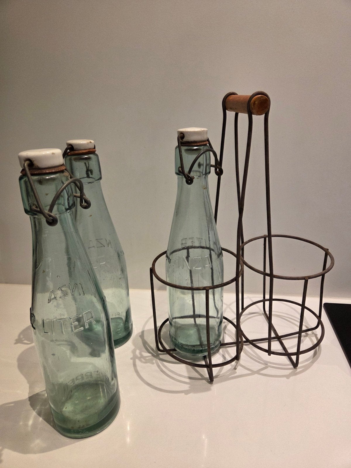 Vintage metalen flessenrek met 3 originele INZA melkflessen, Ophalen of Verzenden