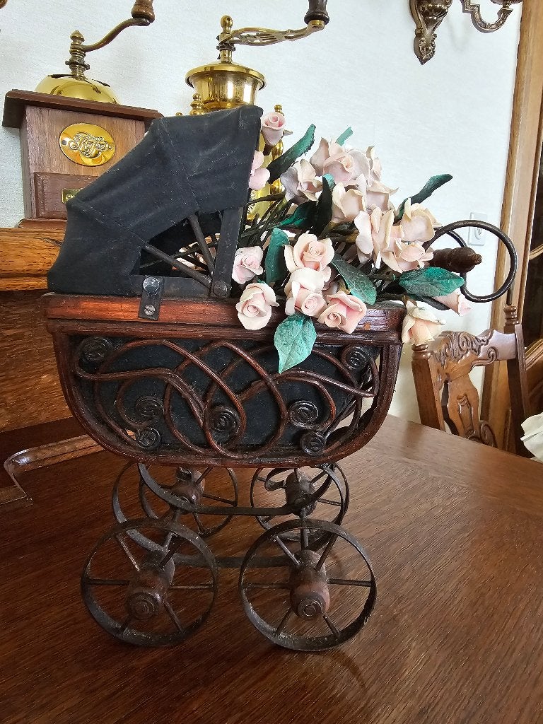 Vintage rieten poppenwagen gevuld met porseleinen bloemen, Ophalen