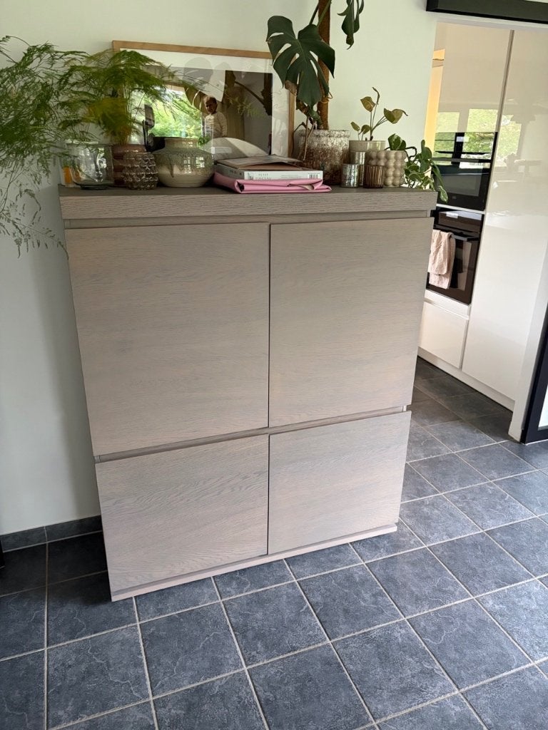 Armoire haute en bois massif au design moderne et intemporel, 25 à 50 cm, Avec porte(s), Modern - tijdloos, Comme neuf