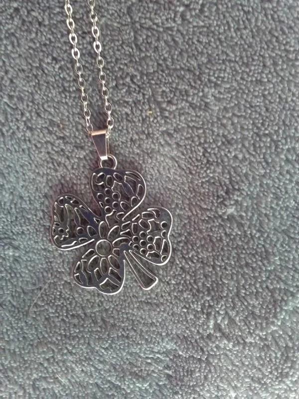Collier argenté trèfle à 4 feuilles réglable Yves Rocher, Neuf, Enlèvement ou Envoi, Autres matériaux, Avec pendentif