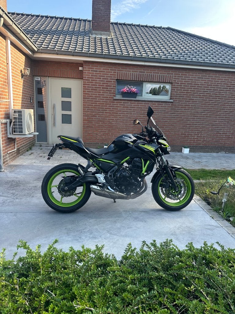 KAWAZAKI Z650 - 8700 KM - 06/2021, Plus de 35 kW, 2 cylindres, Particulier, 650 cm³