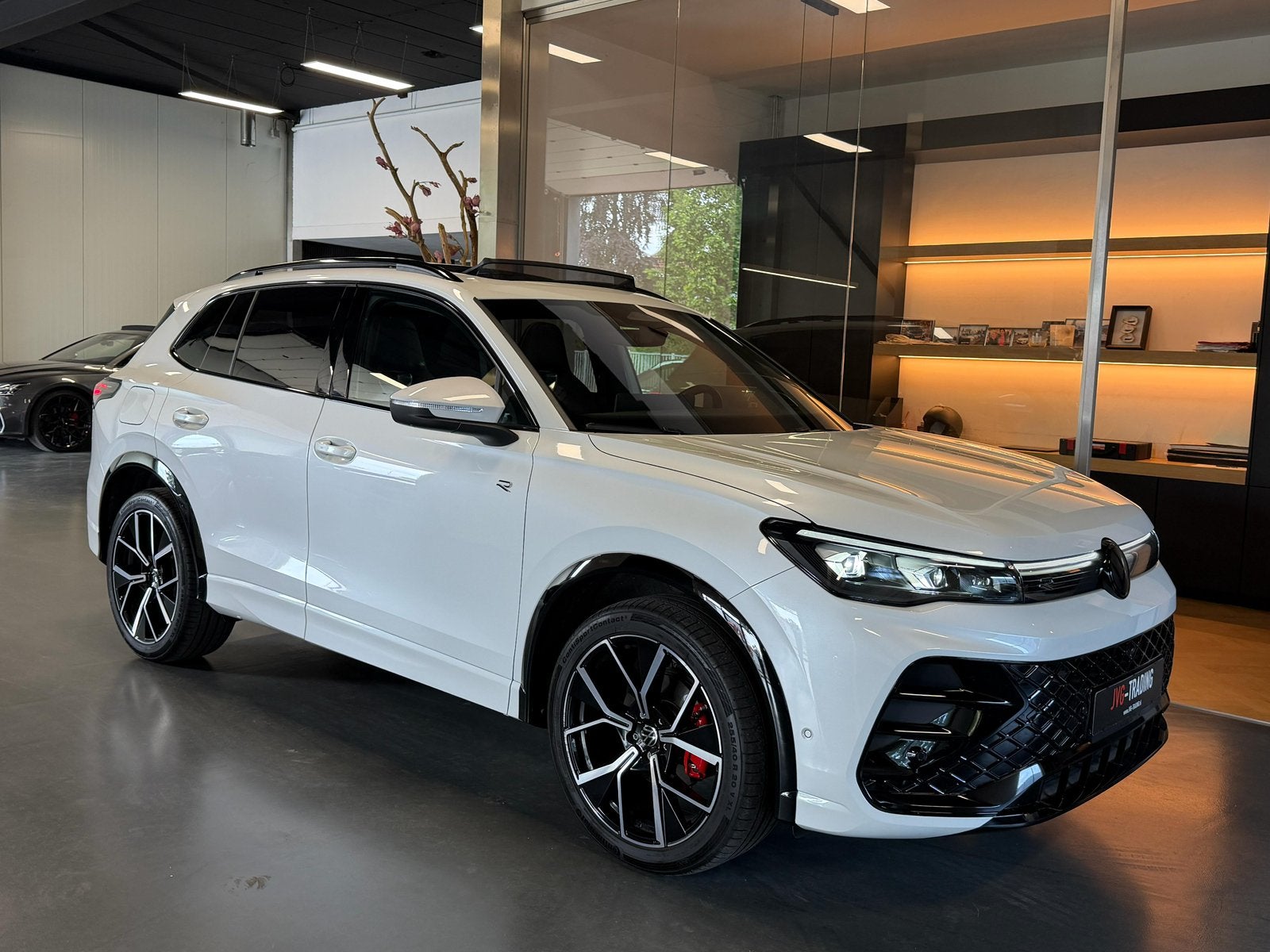 Volkswagen Tiguan 1.5 etsi R line Panorama Trekhaak Vol, Auto's, Wit, 1595 cc, Bedrijf, Dealer onderhouden