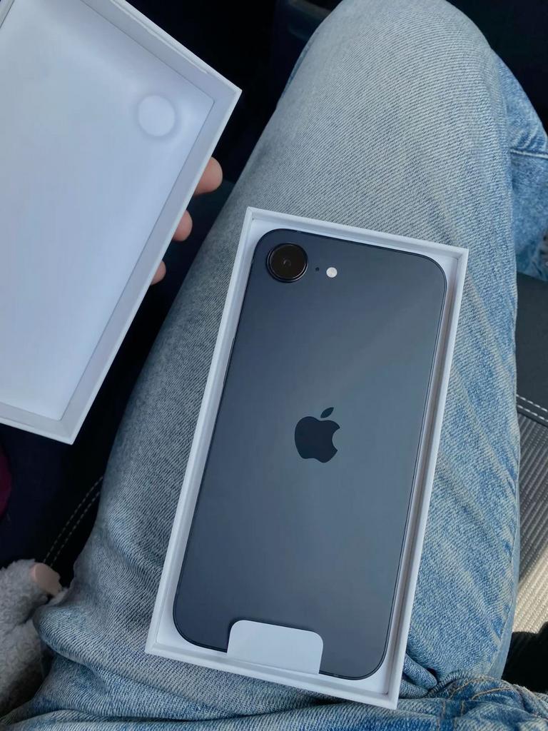 iPhone 16e noir mat + facture, Enlèvement, Comme neuf, IPhone 16e
