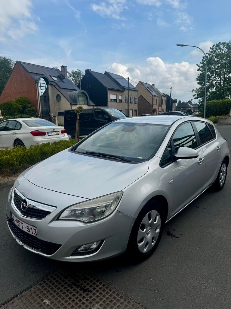 Opel Astra 1.4, Autos, Opel, Particulier, Astra, Essence, Berline, 5 portes, Boîte manuelle, Argent ou Gris, Tissu, Enlèvement