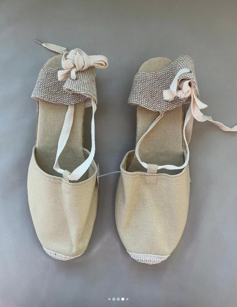 Nieuwe botergele espadrilles met blokhak, Kleding | Dames, Schoenen, Espadrilles, Beige, Nieuw, Ophalen of Verzenden