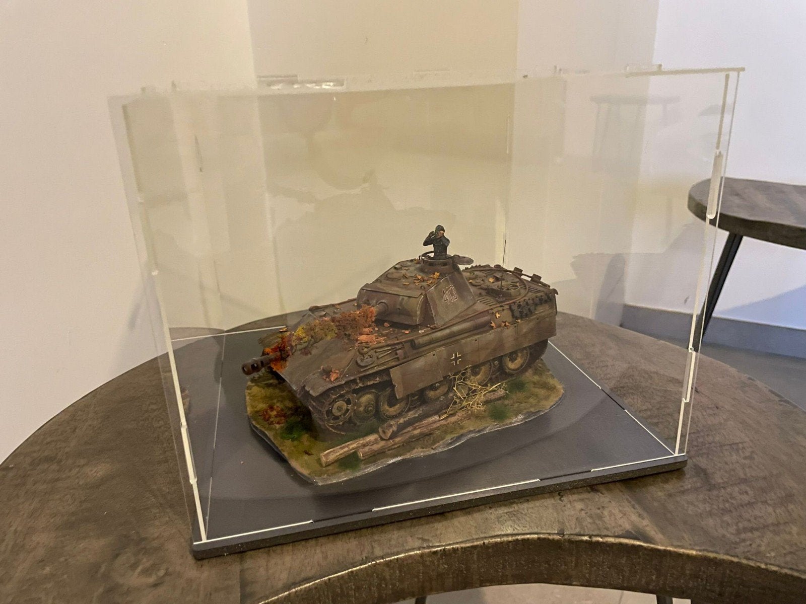 Duitse tank 1/35 in display, Hobby en Vrije tijd, Ophalen of Verzenden