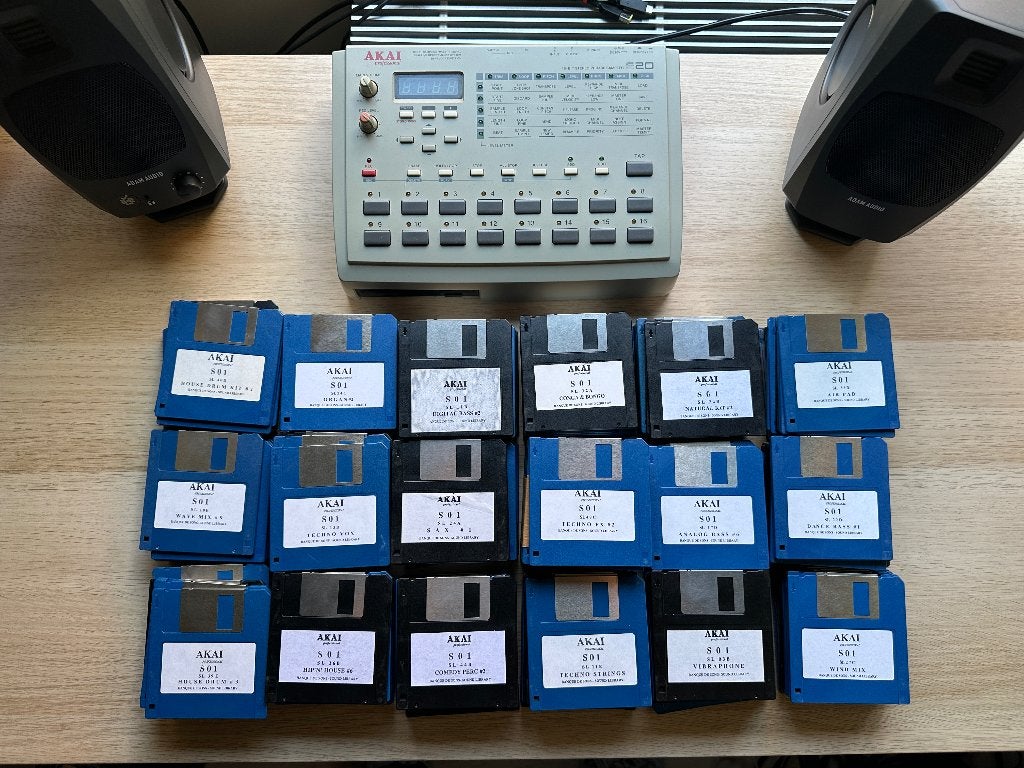 Akai S01 sample library – 250 floppy’s – zeldzame collectie, Muziek en Instrumenten, Samplers, Ophalen of Verzenden, Gebruikt