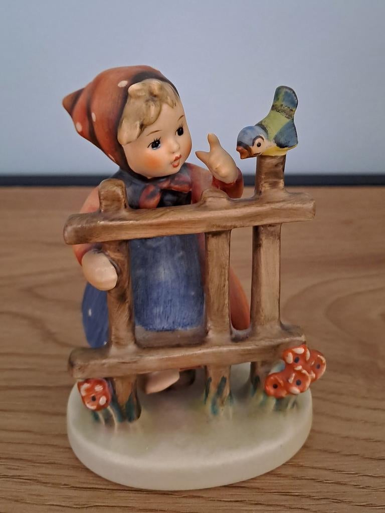 Hummel - Goebel Meisje aan hekje met vogeltje, Ophalen of Verzenden