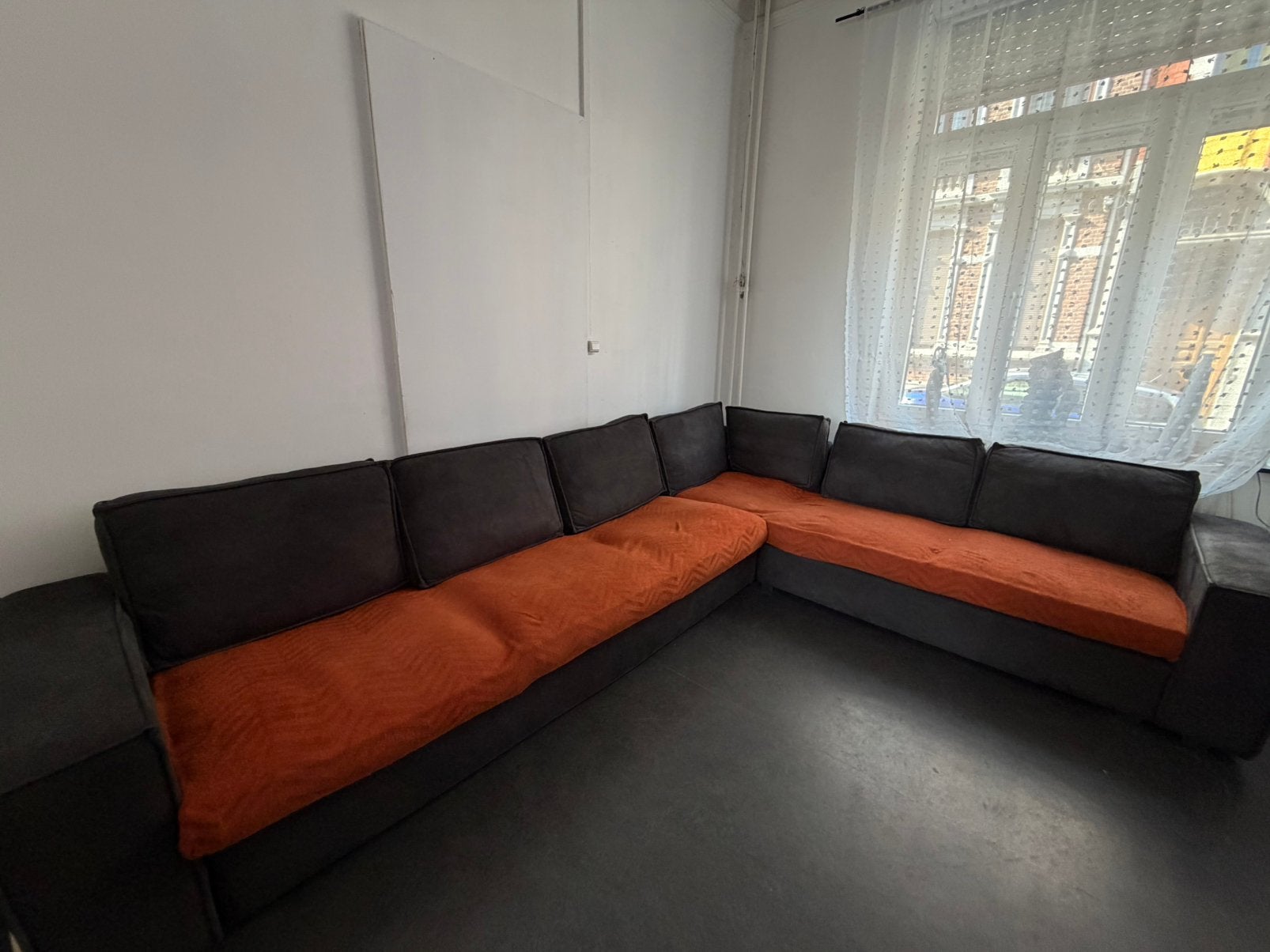 Canapé d’angle gris anthracite avec assises terracotta, Enlèvement, Comme neuf