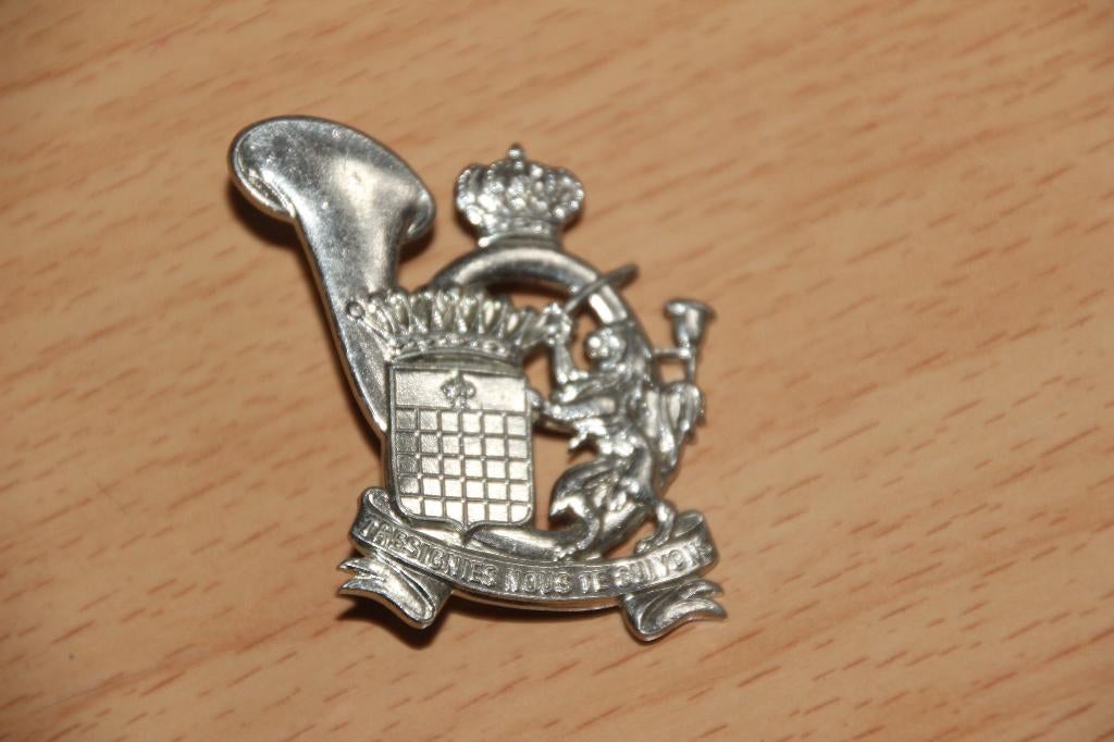 ABL muts kenteken „2e Jagers te voet” (zilver), Verzamelen, Militaria | Algemeen, Landmacht, Embleem of Badge, Verzenden