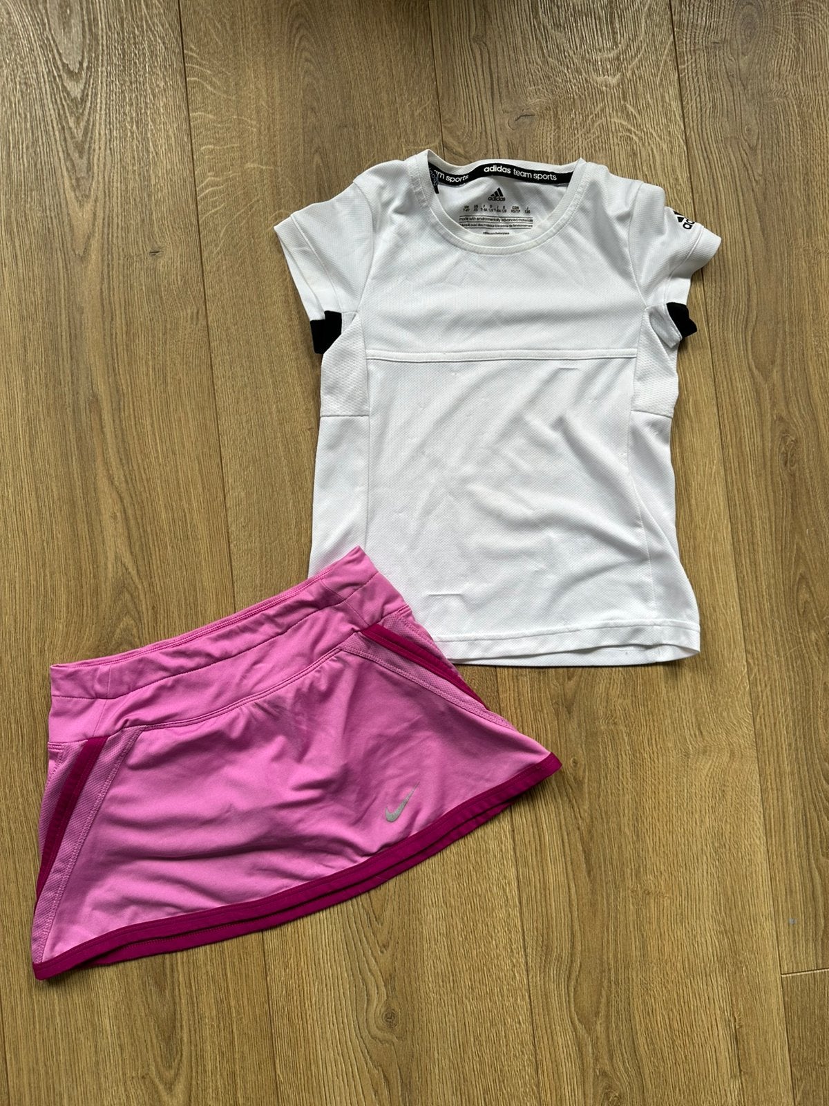Ensemble tennis fille jupe nike et t-shirt adidas 4-6 ans, Kinderen en Baby's, Kinderkleding | Maat 104, Ophalen of Verzenden