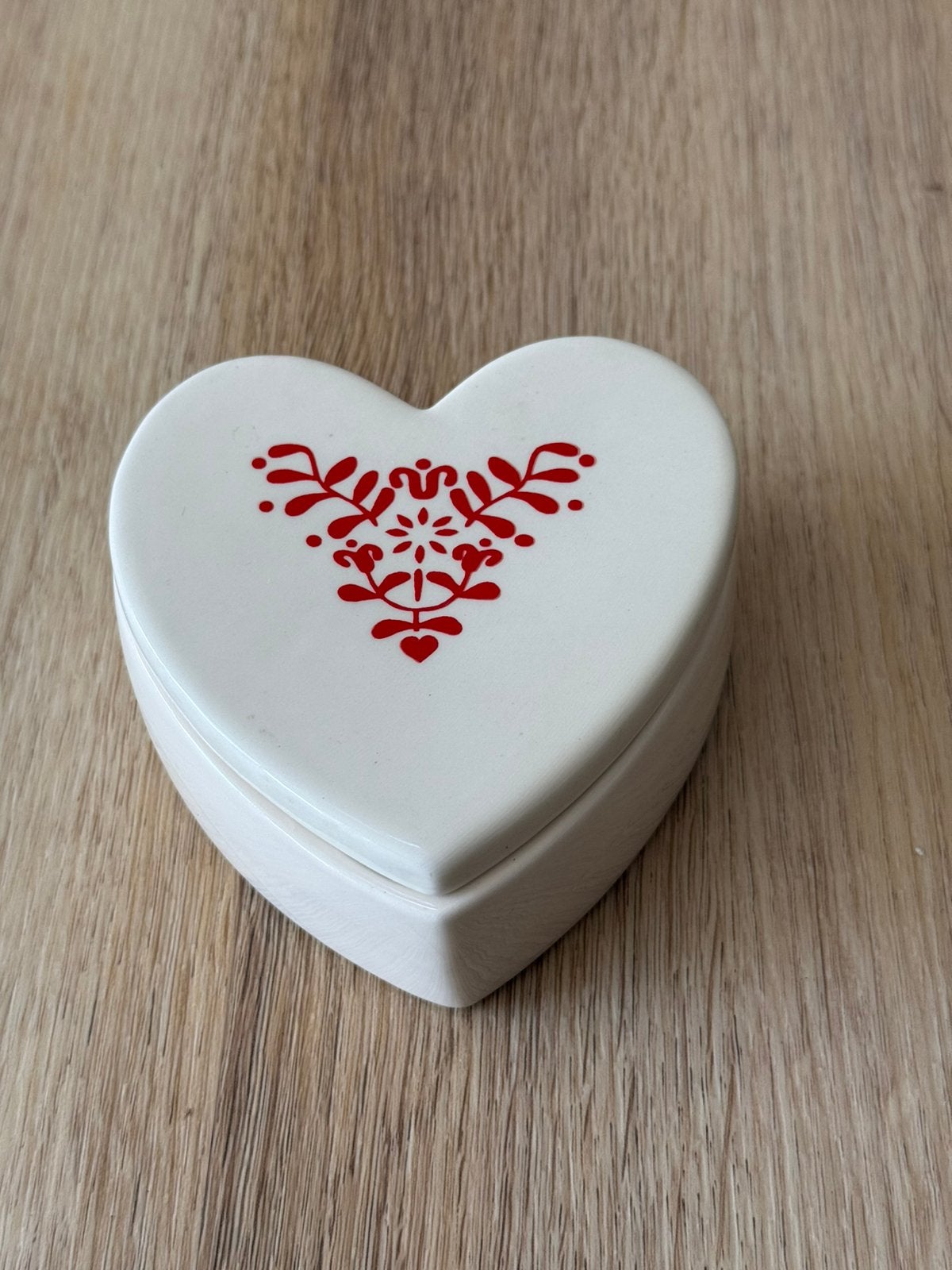 Keramisch hartvormig sieradendoosje met rood motief, Ophalen of Verzenden, Zo goed als nieuw