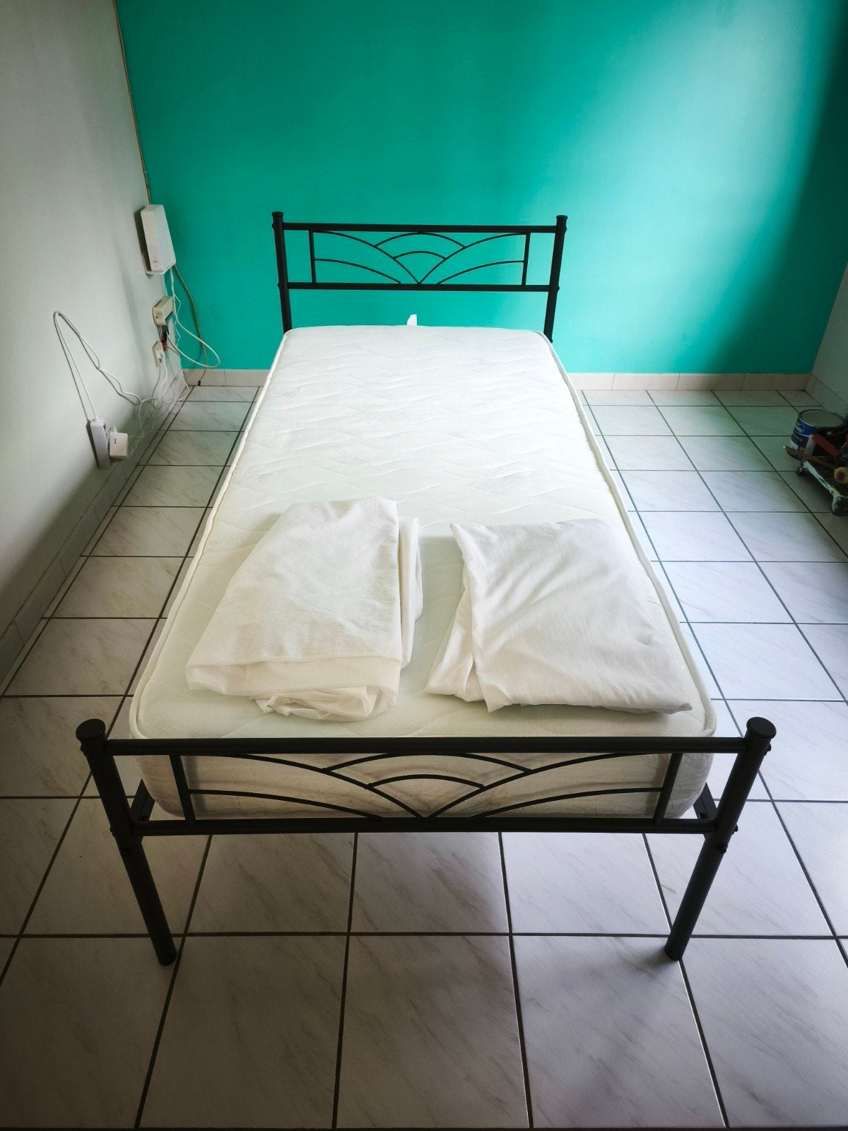 Neuf Nouveau Lit 1 personne 90x190 métal noir avec matelas, Maison & Meubles, Neuf, 90 cm, Une personne, Enlèvement