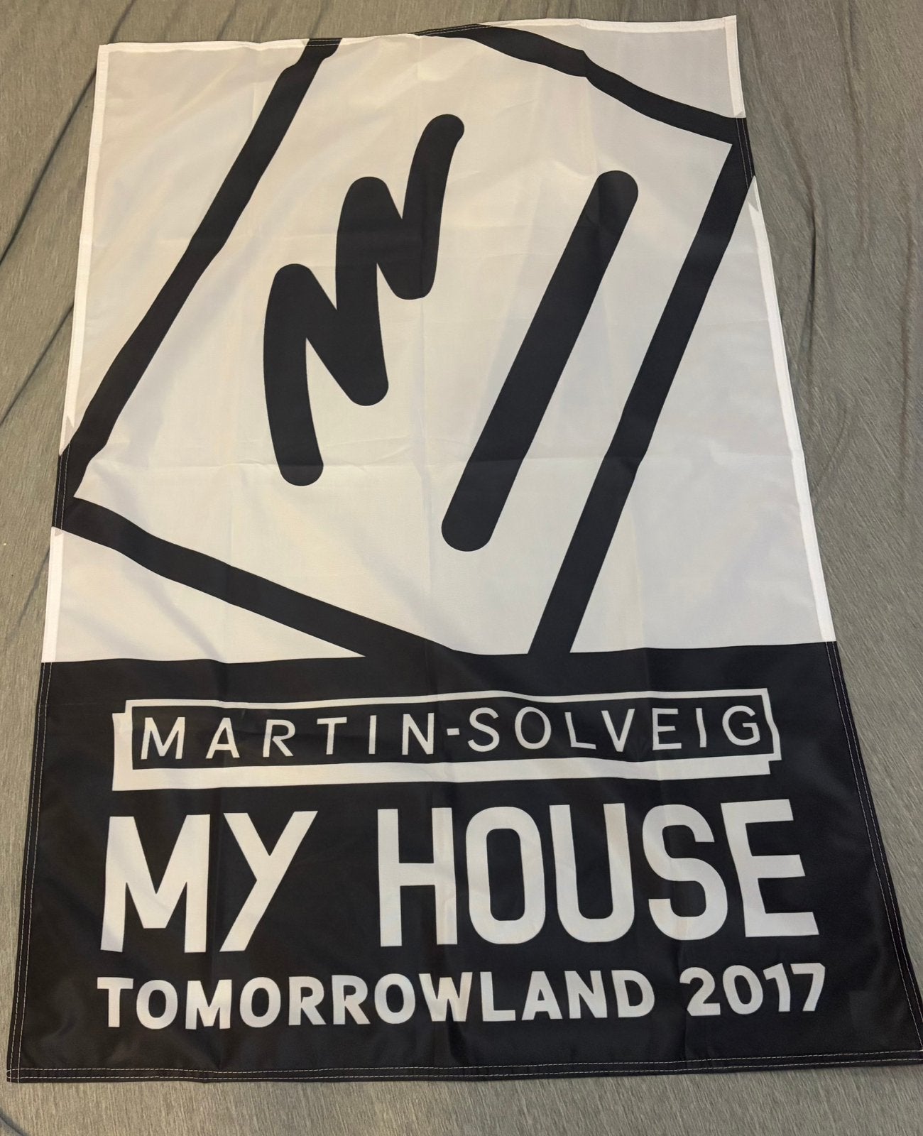 Drapeaux scene tomorrowland, Enlèvement