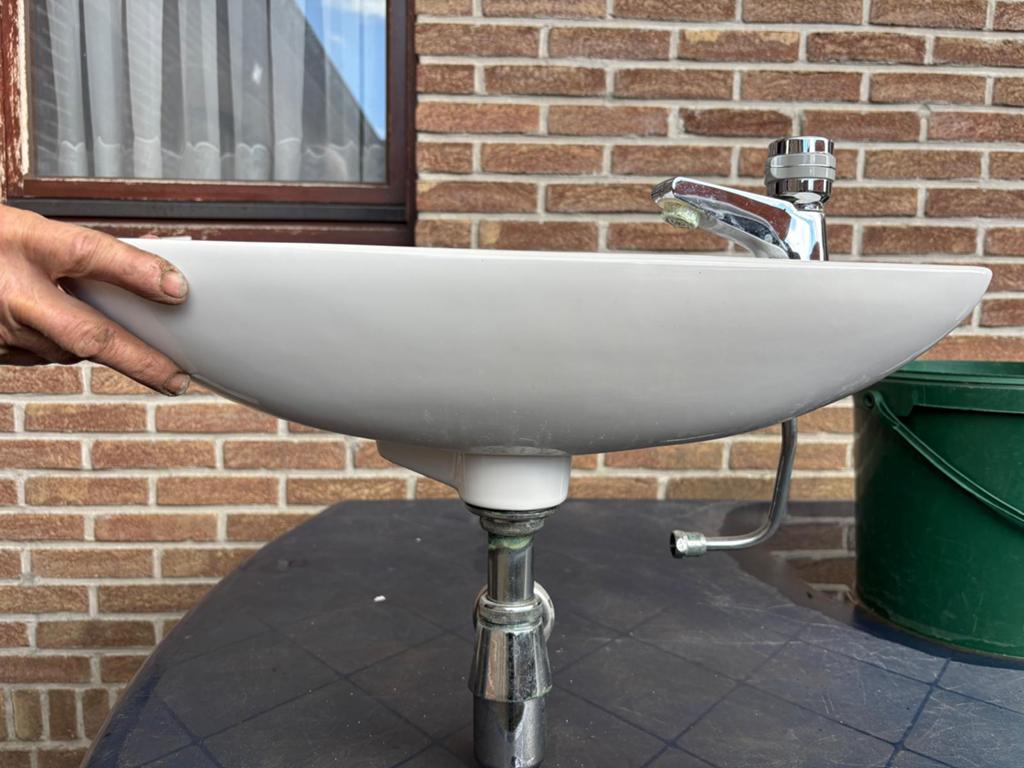 Kleine lavabo (50*22)met kraan en afvoer, Bricolage & Construction, Sanitaire, Enlèvement, Comme neuf, Robinet