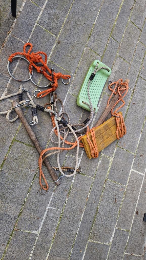 2 schommels, 2 trapeses en ringen., Ophalen