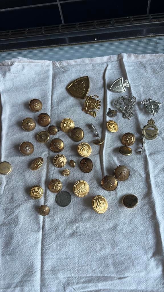 Oude knopen en badges militaria, Verzamelen, Ophalen