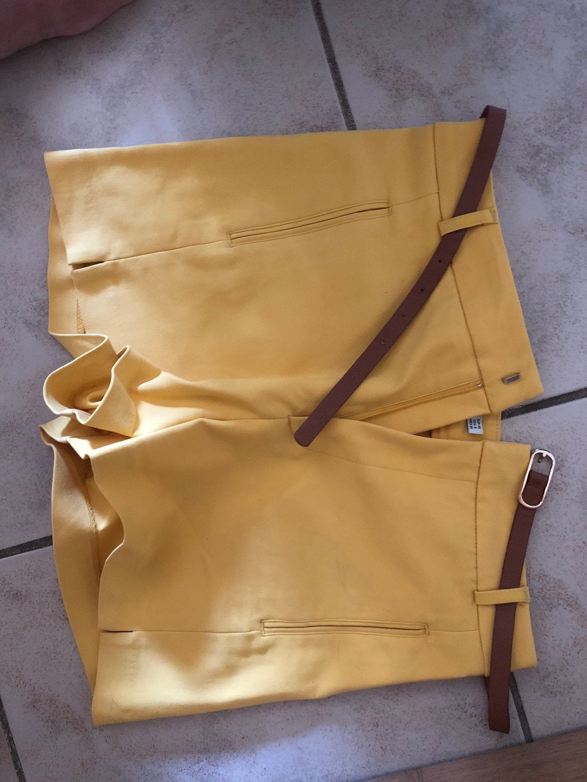 Tif geel shortje merk Stradivarius, Kleding | Dames, Overige Dameskleding, Ophalen of Verzenden, Zo goed als nieuw