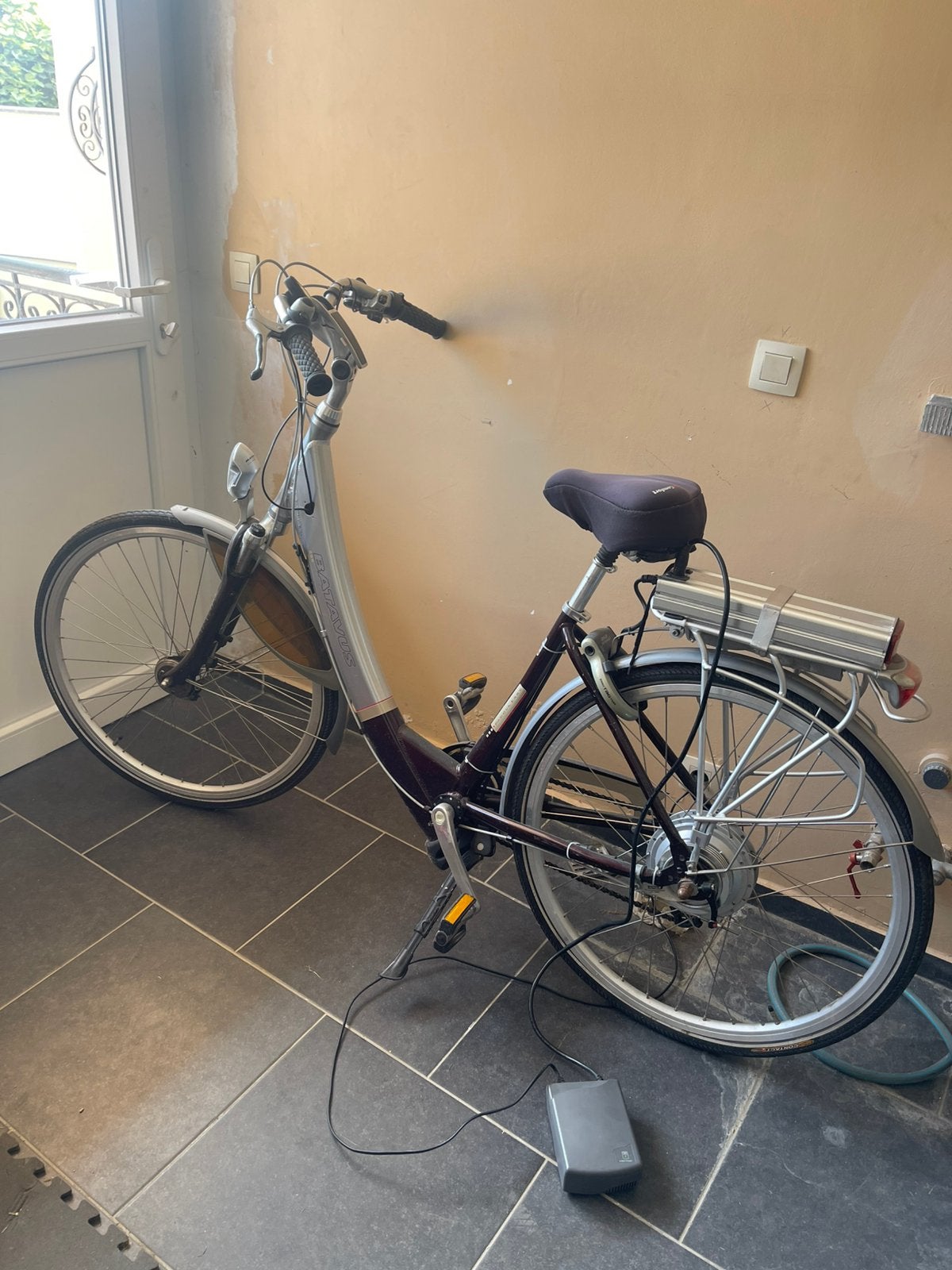Batavus elektrisch - defecte oplader, Fietsen en Brommers, Fietsen | Dames | Damesfietsen, Ophalen, Gebruikt, Trommelrem, Batavus