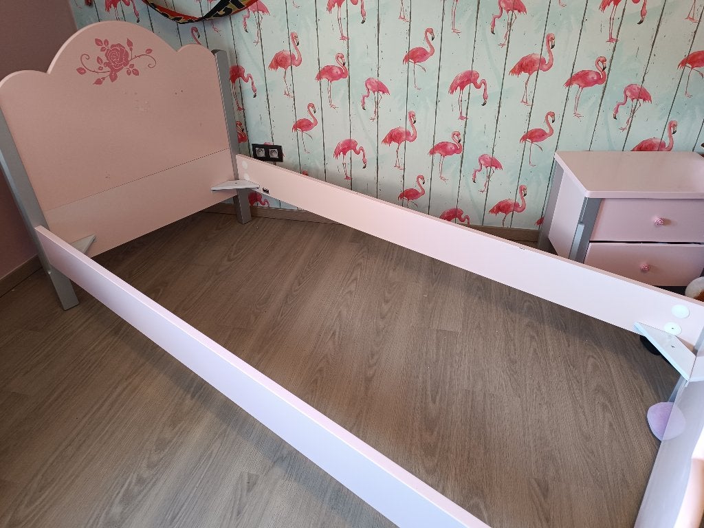 Roze eenpersoonsbed met matras en bijhorend nachtkastje, Kinderen en Baby's, Ophalen, Gebruikt, Lattenbodem