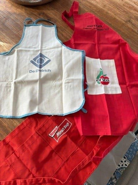 3 schorten met reclame op, Ophalen of Verzenden, Gebruikt, Met decoratie, Schort