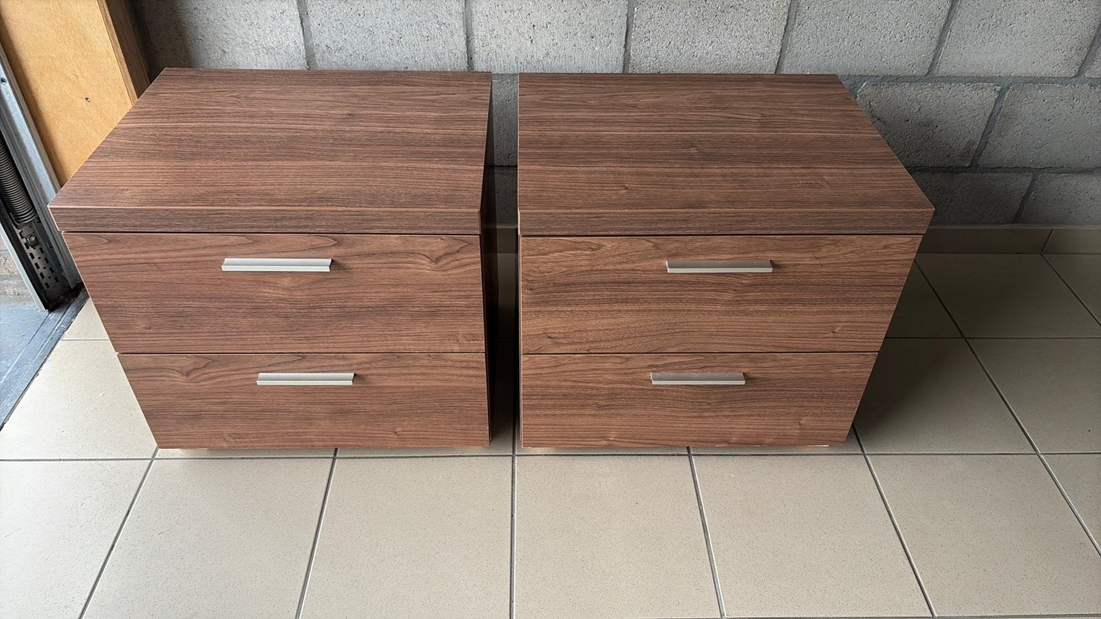 Set van 2 houten nachtkastjes met lades (bruin/walnoot), Ophalen, Gebruikt, 45 tot 65 cm, Minder dan 55 cm