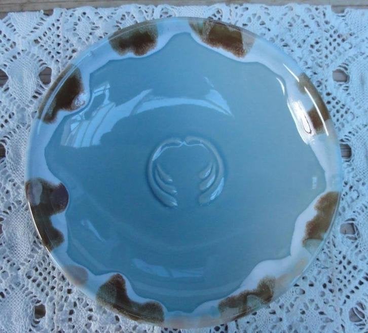 Decoratief zachtgroen / bruin /wit bordje met reliëf, Maison & Meubles, Cuisine | Vaisselle, -, Poterie, Comme neuf, Autres types