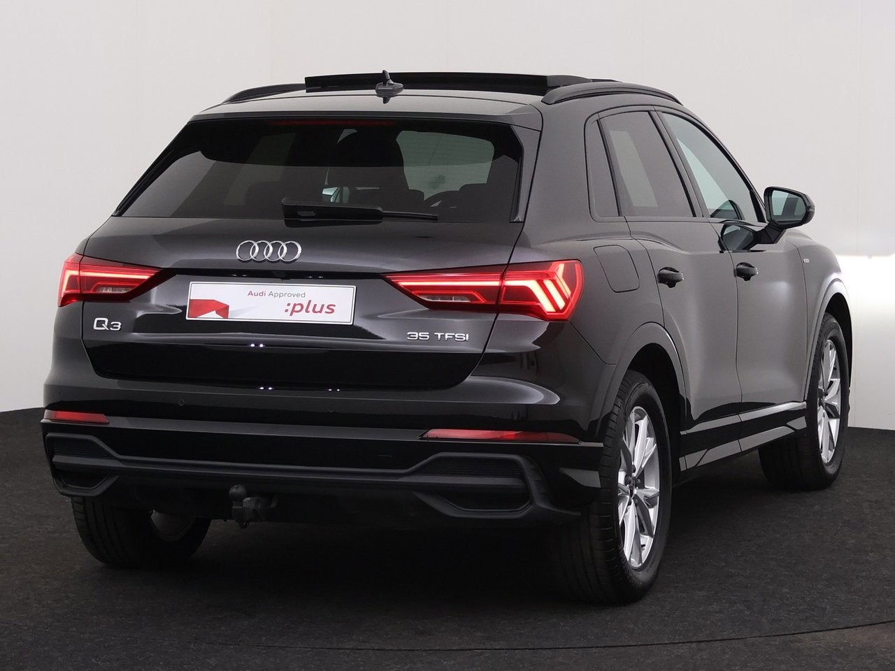 Audi Q3 S-Line 35 TFSI 150 PK S-tronic - Trekhaak - Panorami, Auto's, Automaat, Zwart, 153 g/km, SUV of Terreinwagen