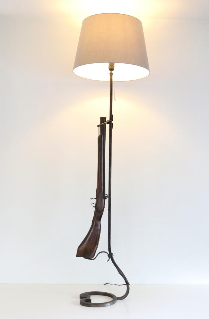 Folk art gun lamp - Vintage brutalist vloerlamp, Antiek en Kunst, Ophalen