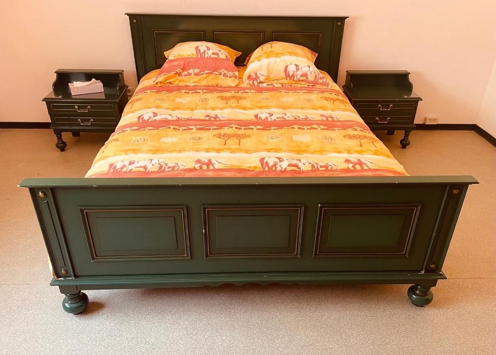 Bed, Huis en Inrichting, Slaapkamer | Bedden, Ophalen, 210 cm